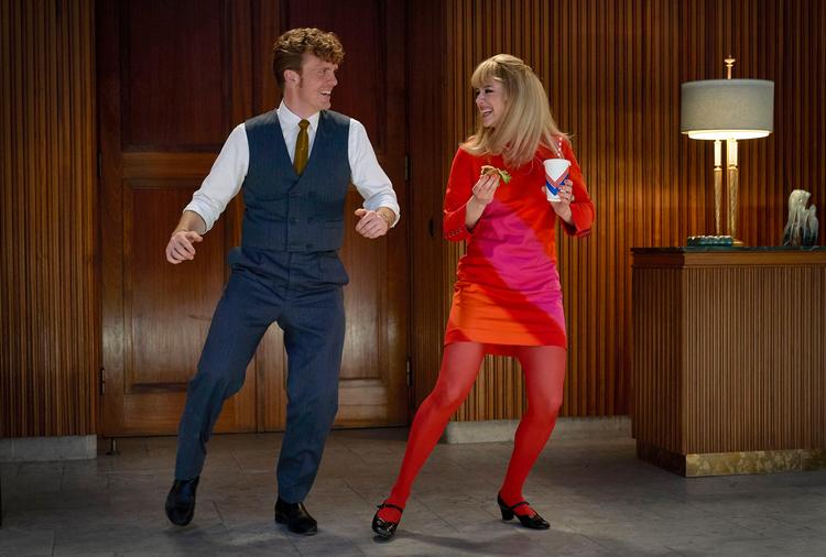 Der bliver danset i mange scener i 'Carmen Curlers'. Her er det ægteparret Axel og Hanne Byvang, der giver den gas til musik, som naturligvis bliver afspillet på et topmoderne musikanlæg. Foto: Tine Harden