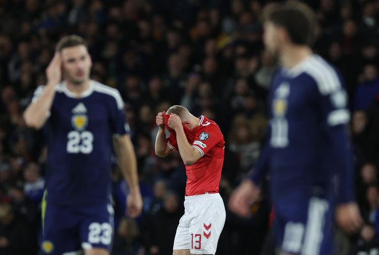 Rasmus Nissen Kristensen måtte undskylde for sit røde kort, da han som den første dansker i 18 år blev smidt ud iført nationaltrøjen. Udvisningen og en række andre danske fejl kostede den direkte VM-billet til sommerens slutrunde. Foto: Russell Cheyne/Ritzau Scanpix