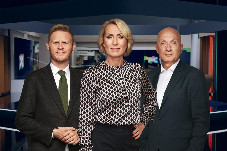 Hans Redder og Ask Rostrup tryllede med det interaktive danmarkskort i TV 2-studiet hos Cecilie Beck.   Foto: TV 2