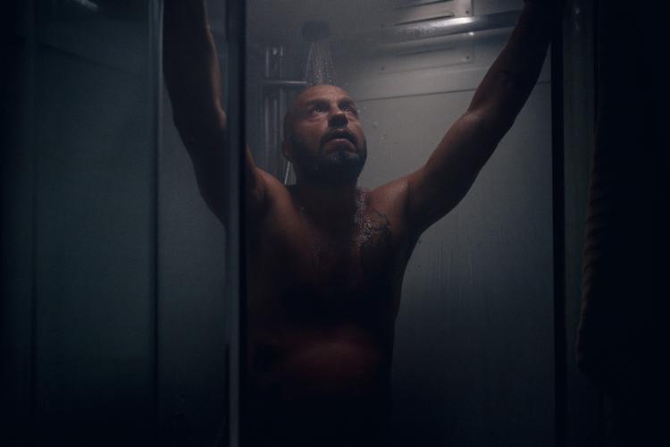 Dar Salim er bedst i sit eget kammerspil, hvor en ptsd-ramt veteran er fanget i sin egen klaustrofobiske psyke.  Foto: Andreas Bastiansen