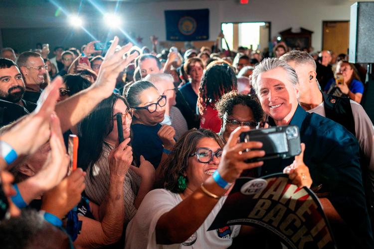 Californiens guvernør, Gavin Newsom, svarede igen på de ændrede valgdistrikter i Texas og fejrede ved et vælgermøde 8. november i år, at han have vundet en folkeafstemning om ligeledes at indrette nye valgdistrikter i Californien.  Foto: Brandon Bell/Ritzau Scanpix