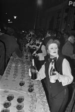 Det er en slags j-dag for byens vinelskere. når de første Beaujolais-vine frigives tredje torsdag i november. Billedet er fra Gråbrødretorv, 1981.  Foto: Busser