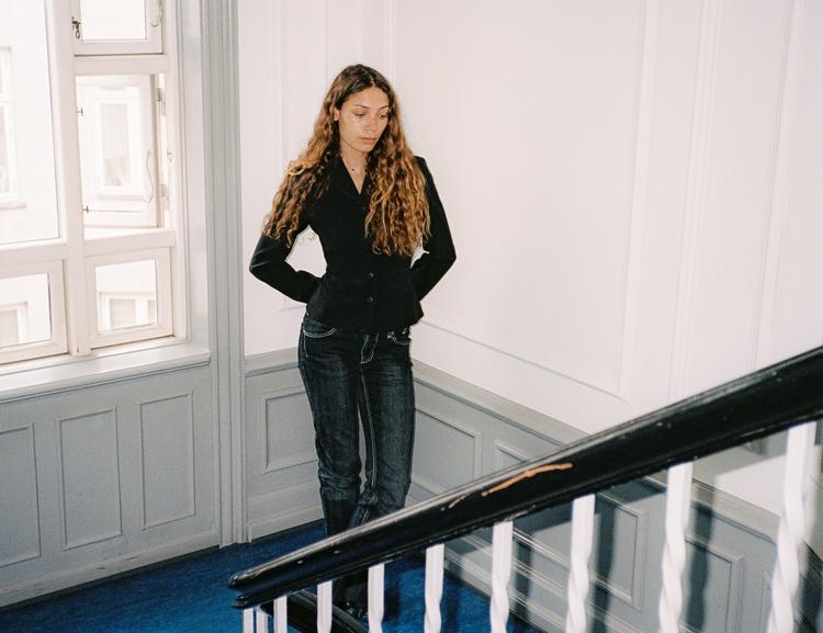 Alba Akvama træder ind på den danske musikscene med stort musikalsk format. Pr-foto: Samuel Wilson 