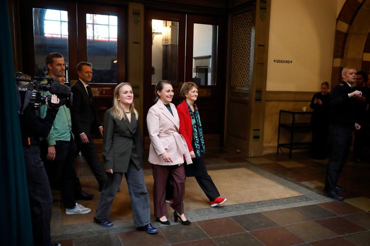 Sisse Marie Welling (SF), Line Barfod (the Red-Green Alliance), and six other parties are meeting the press Wednesday morning. They’ve just wrested power from Socialdemokratiet. Foto: Jens Dresling