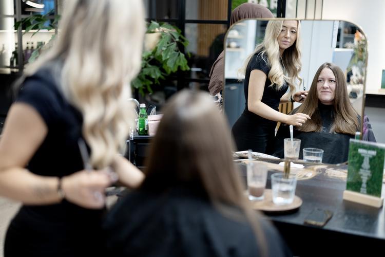 Sofie Larsen Kure i stolen hos Julie Jeske i Kyhl Coiffure er godt tilfreds med, at hendes by er trukket til venstre med en ny socialdemokratisk borgmester. Så længe det varede.  Foto: Thomas Borberg