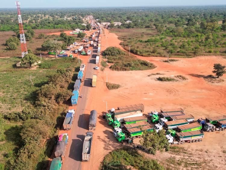 Tankbiler holder i kø ved grænsen til Elfenbenskysten på grund af benzinkrisen i Mali. Foto: Issouf Sanogo/Ritzau Scanpix