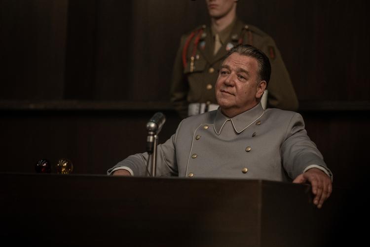 Russell Crowe giver rollen som Hermann Göring en charmerende myndighed. Det er næsten helt uhyggeligt, hvor magnetisk han er som krigsforbryder. Foto: Scott Garfield