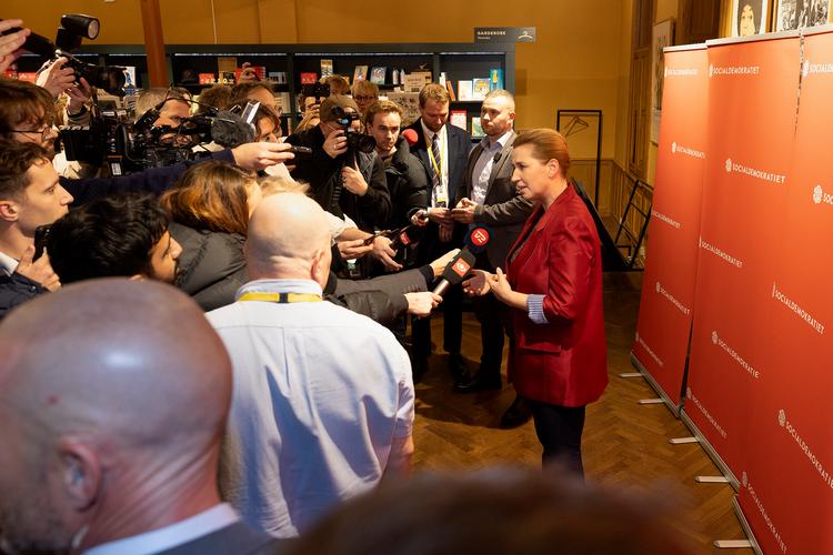 Statsminister Mette Frederiksen (S) måtte tirsdag aften sande, at kommunalvalget ikke var forløbet optimalt for de socialdemokratiske kandidater. Her taler hun med pressen på Arbejdermuseet i København.   Foto: Finn Frandsen