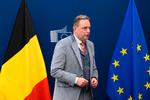 Belgiens notorisk velklædte og veltalende ministerpræsident Bart de Wever er presset af EU og egen regeringskrise. Her ses han ved siden af det flag, han ikke rigtig bryder sig om –  og det er ikke EU-flaget. Foto: Nicolas Tucat/Ritzau Scanpix