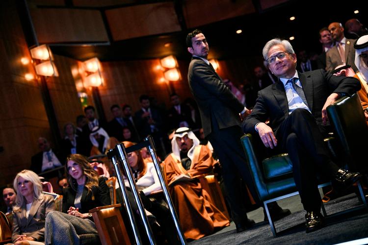 Nvidia-direktør Jensen Huang (th.) var blandt tilhørerne, da USA's præsident, Donald Trump, talte ved US-Saudi Investment Forum i John F. Kennedy Center for the Performing Arts i Washington, D.C., onsdag. Foto: Brendan Smialowski/Ritzau Scanpix