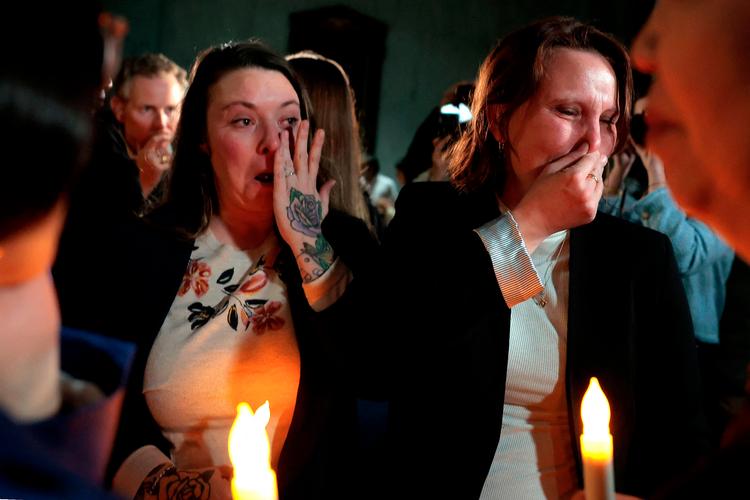 Wendy Avis og Jena-Lisa Jones, der begge er ofre for Jeffrey Epsteins sexovergreb, fotograferet tidligere på ugen, efter at Senatet besluttede at frigive Epstein-dokumenter. Nu har Donald Trump underskrevet lovforslaget. Foto: Heather Diehl/Ritzau Scanpix