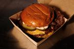 Here is perhaps the city's most hyped burger right now: Casper Drømme's 'smashburger'. Foto: Jacob Ehrbahn