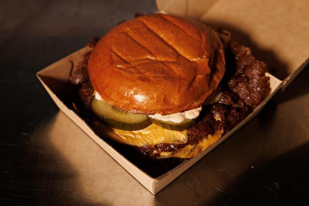 Here is perhaps the city's most hyped burger right now: Casper Drømme's 'smashburger'. Foto: Jacob Ehrbahn
