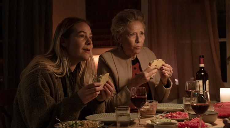 Barnebarn og mormor gnasker gris, så det til forveksling ligner julehygge.  Foto: Christian Gejsnæs