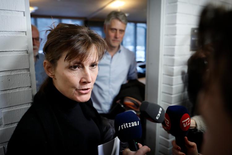 Omgivet af journalister fortæller Benedikte Kiær og Thomas Horn om det endelige resultat i Helsingør Kommune, at der er borgerligt flertal. Foto: Jens Dresling