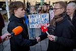 .Socialdemokraten Ulla Sørensen er hoppet til partiet Venstre, som dermed har sikret sig borgmesterkæden   i stedet for socialdemokraten Johannes Lundsfryd, som her er taler med den unge Eik Frikke, som tog initiativ til demonstrationen.   Foto: Martin Lehmann
