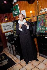 Der er langt mellem byturene for Nikolaj Zeuthen. Men han kan godt finde på at lade sig friste af en øl på værtshuset Nanok på Valby Langgade.  Foto: Loui Pedersen