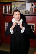 Viggo Juelsgaard fotograferet på Café Intime, som er et af de steder i byen, hvor han som queerperson føler sig tryg ved at kysse. Foto: Loui Pedersen