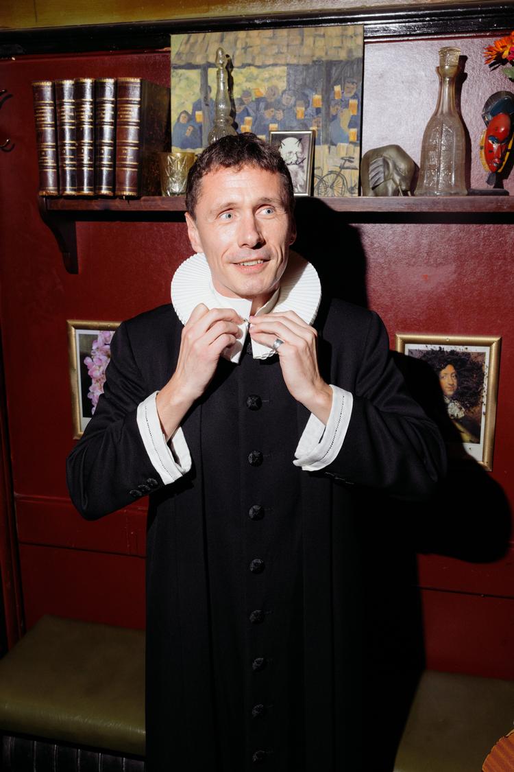 Viggo Juelsgaard fotograferet på Café Intime, som er et af de steder i byen, hvor han som queerperson føler sig tryg ved at kysse. Foto: Loui Pedersen