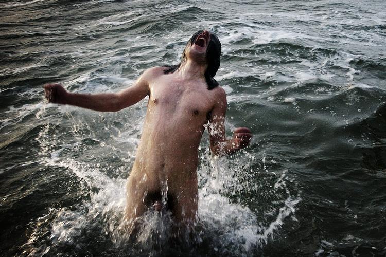 Det er uvist, om vinterbadning er helsebringende eller ej. Forskerne bag det aktuelle studie overvejer nu at undersøge, om det kolde gys i forbindelse med iskolde styrtebade og vinterbadning kan øge produktionen af fryseproteinet, som grønlandshvalen bruger til at få et sundere og længere liv.  Arkivfoto: Martin Zakora