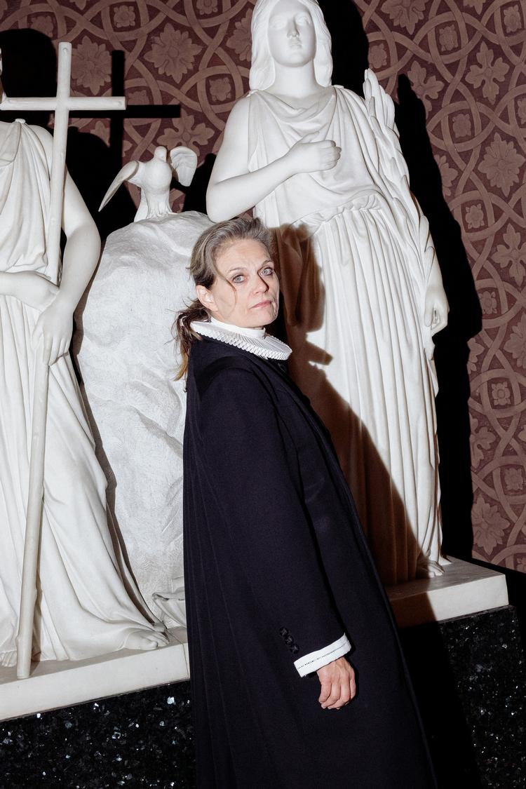 58-årige Sørine Gotfredsen har siden 2009 været præst i Jesuskirken i Valby, hvor hun også bor. Inden hun blev præst, arbejdede hun som journalist på blandt andet Det Fri Aktuelt og Ekstra Bladet.  Foto: Loui Pedersen