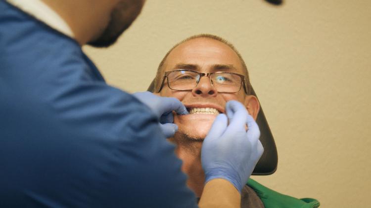 Henrik har fået bevilget nye tænder af systemet. Så kan han smile til verden, men spørgsmålet er, om det er tilstrækkeligt. Foto: Mathias Klok/DR