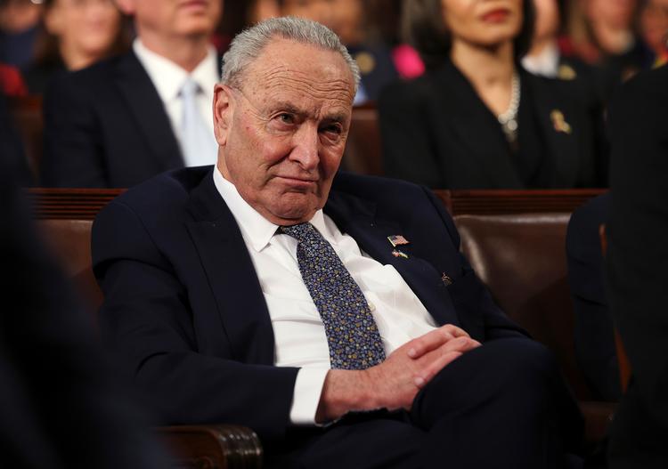 Chuck Schumer er mindretalsleder i det amerikanske senat, og på sine gamle dage har han fået nok at se til med Trump i Det Hvide Hus. Her lytter han til præsidentens tale i Kongressen.  Foto: Win Mcnamee/Ritzau Scanpix