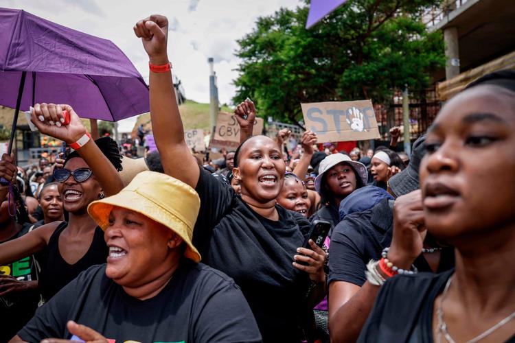 Forud for G20-ledernes topmøde gik kvinder på gaden i Johannesburg i forbindelse med aktionen Kvinders Landsdækkende Nedlukning, hvor Women for Change opfordrer til hele dagen at afstå fra at bruge penge og fra alt arbejde, også det ulønnede hjemme, for at demonstrere den betydning, deres fravær vil have, og kræve, at kønsbaseret vold og kvindedrab erklæres som en national katastrofe.   Foto: Gianluigi Guercia/Ritzau Scanpix