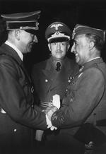   I 1940 mødtes Hitler og Franco med deres respektive udenrigsministre på jernbanestationen i den franske by Hendaye tæt på grænsen til Spanien. Adolf Hitler ville have sin spanske ligesindede til at gå ind i anden verdenskrig på sin side, men det lykkedes Franco at sno sig udenom - til stor tysk irritation. Var Franco gået ind i krigen, havde han formentlig lidt samme skæbne som Mussolini og Hitler. Foto: /Ritzau Scanpix