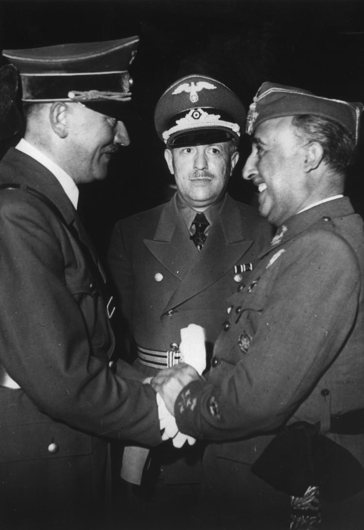   I 1940 mødtes Hitler og Franco med deres respektive udenrigsministre på jernbanestationen i den franske by Hendaye tæt på grænsen til Spanien. Adolf Hitler ville have sin spanske ligesindede til at gå ind i anden verdenskrig på sin side, men det lykkedes Franco at sno sig udenom - til stor tysk irritation. Var Franco gået ind i krigen, havde han formentlig lidt samme skæbne som Mussolini og Hitler. Foto: /Ritzau Scanpix