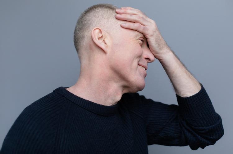 Hvor langt bør man gå i forsøget på at lukrere på krigen, sådan som man måske gør, når man sidder på tryg afstand og skriver bog om den? Spørger forfatteren Geir Gulliksen i sin nye roman. Foto: Tale Hendnes