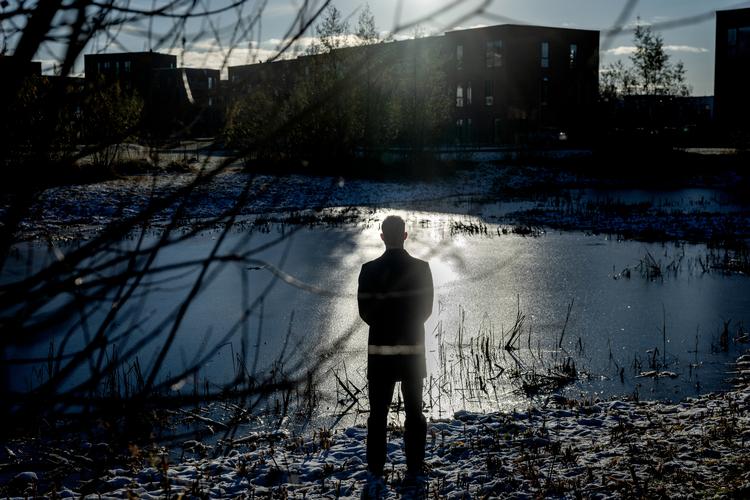 Den 30-årige Andreas Larsen, som her optræder anonymt, blev i maj 2021 anholdt af to betjente og nøgenvisiteret. Efterfølgende har Højesteret sagt, at betjentene overtrådte menneskerettighedskonventionens bestemmelser om tortur og nedværdigende behandling. Foto: Mads Nissen