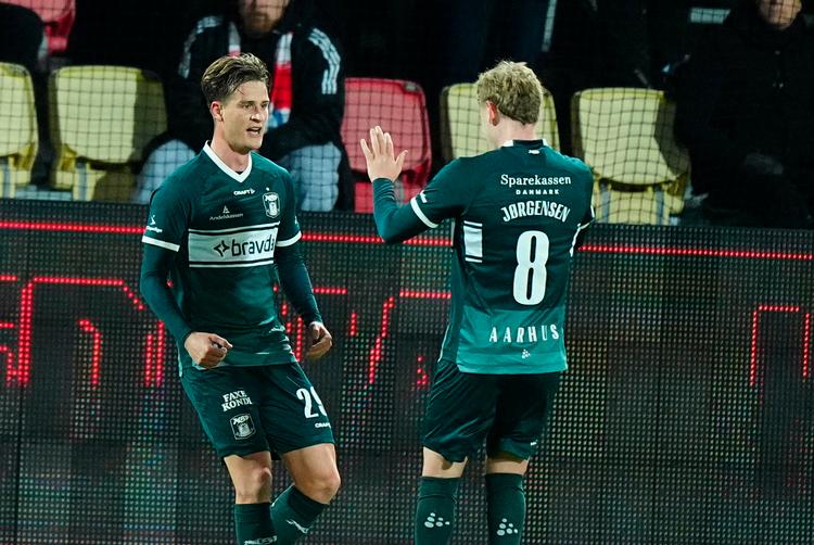 Rasmus Carstensen fejrer sit mål til 1-0 med holdkammeraten Sebastian Jørgensen. Begge er tidligere Silkeborg-spillere og kunne i sidste ende glæde sig over en 2-0 sejr mod deres gamle klub. Foto: Henning Bagger/Ritzau Scanpix