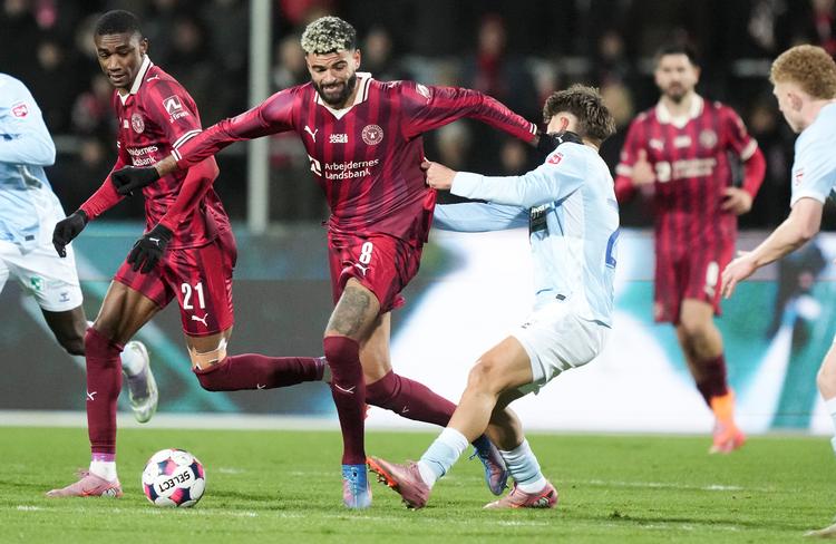 Philip Billing fra FCM rammer Olti Hyseni fra Sønderjyske og får rødt kort under Superligakampen mellem Sønderjyske og FC Midtjylland på Sydbank Park i Haderslev. Foto: Claus Fisker/Ritzau Scanpix