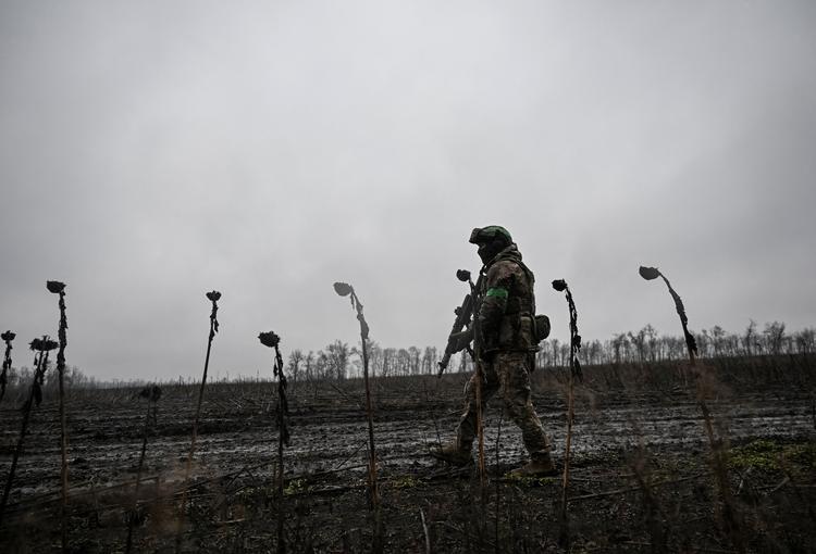 En ukrainsk soldat nær Pokrovsk, hvor nogle af de hårdeste kampe i øjeblikket finder sted. Foto: Stringer/Ritzau Scanpix