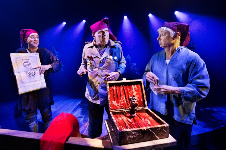 It's hard to be a nissemand. Nissetrioen Hansi, Günther og Fritz spilles af Gordon Kennedy, Niels Olsen og  Christian Damsgaard. Foto: Miklos Szabo