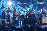 Susan Tedeschi, Nathaniel Rateliff, Teddy Swims, Cyndi Lauper, Chris Robinson, Bryan Adams og Derek Trucks i den ultimative hyldest til Joe Cocker ved årets Rock & Roll Hall of Fame-fest. Foto: Disney/Frank Micelotta