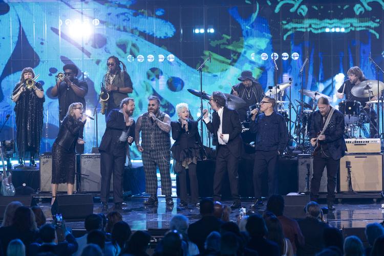 Susan Tedeschi, Nathaniel Rateliff, Teddy Swims, Cyndi Lauper, Chris Robinson, Bryan Adams og Derek Trucks i den ultimative hyldest til Joe Cocker ved årets Rock & Roll Hall of Fame-fest. Foto: Disney/Frank Micelotta