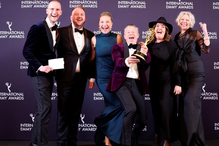 Produktionschef Mette Louise Grønbjerg (nummer tre fra venstre) og andre fra holdet bag 'Shaolin' poserer med deres Emmy for bedste underholdningsprogram uden et manuskript. Foto: Eduardo Munoz/Ritzau Scanpix