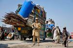 Deporterede afghanske flygtninge fra Pakistan ankommer til en grænseovergang i Spin Boldak-provinsen efter fornyet uro mellem Afghanistan og Pakistan. Foto: Sanaullah Seiam/Ritzau Scanpix