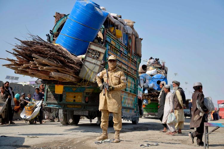 Deporterede afghanske flygtninge fra Pakistan ankommer til en grænseovergang i Spin Boldak-provinsen efter fornyet uro mellem Afghanistan og Pakistan. Foto: Sanaullah Seiam/Ritzau Scanpix