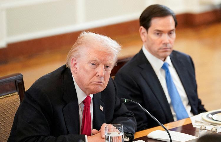Præsident Donald Trump og udenrigsminister Marco Rubio modsagde sig selv og hinanden i begyndelsen, da USA's fredsplan på 28 punkter blev lækket. For var det reelt USA's plan, eller var det snarere en russisk ønskeliste? Foto: Nathan Howard/Ritzau Scanpix
