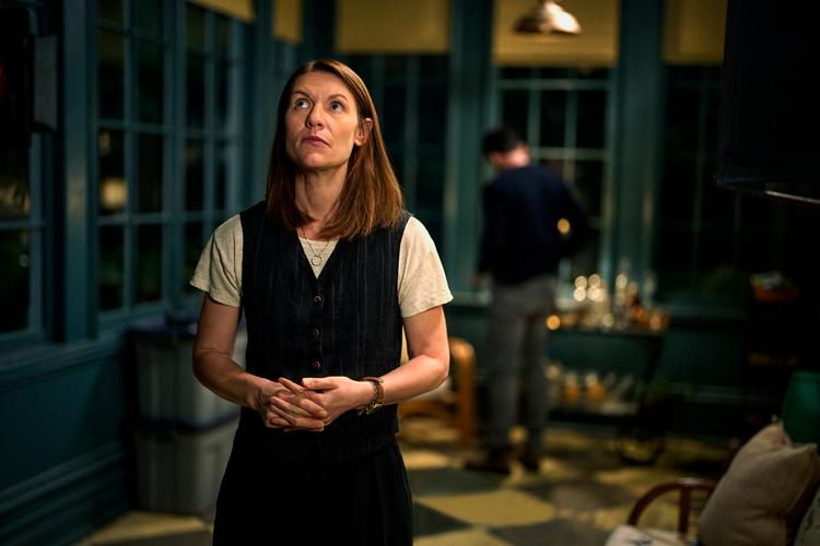 Claire Danes er fremragende som den sårbare, frustrerede og mentalt bristefærdige forfatter Aggie Wiggs, der møder den dubiøse rigmand Nile Jarvis (Matthew Rhys).  Foto: Netflix