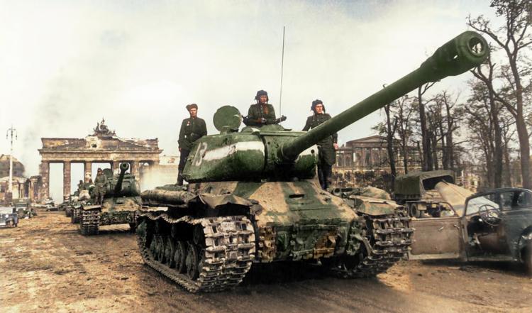 I første del af Tom Buk-Swientys undergangsepos, 'Berlin brænder', fulgte han fire danskere i Berlin: journalisterne Paul E. Steman (fra Berlingske Tidende) og Arild Hvidtfeldt (fra Social-Demokraten) og to danske diplomater fra ambassaden: Vincens Steensen-Leth og Frederik Holck Colding.  De er også med i anden del, 'Russerne kommer'¨, der finder sted i 1945, hvor Den Røde Hær ruller mod Berlin. På fotoet er en russisk tank nået til Brandenburger Tor i maj '45.  Foto: akg-images/Ritzau Scanpix