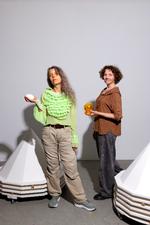 Sophia Kalkau (tv.) og Ursula Andkjær Olsen har i mange år arbejdet sammen om bøger og udstillinger. Deres fælles bog rummer både tekster og billedkort, så man kan trække et kort og læse de tekster, der har samme nummer. Foto: Sara Galbiati