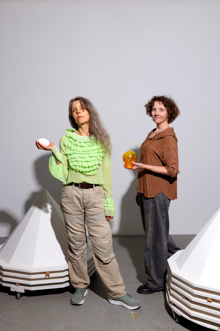 Sophia Kalkau (tv.) og Ursula Andkjær Olsen har i mange år arbejdet sammen om bøger og udstillinger. Deres fælles bog rummer både tekster og billedkort, så man kan trække et kort og læse de tekster, der har samme nummer. Foto: Sara Galbiati