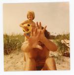 De mange billeder, vi igennem tiden har gemt i vores fotoalbum, har både handlet om hverdage, ferier og fester. Og ture på stranden  som her hvor forfatter til bogen, Mette Sandbyes far og lillesøster er på stranden i 1978.  Foto: Privatfoto / foto fra bogen