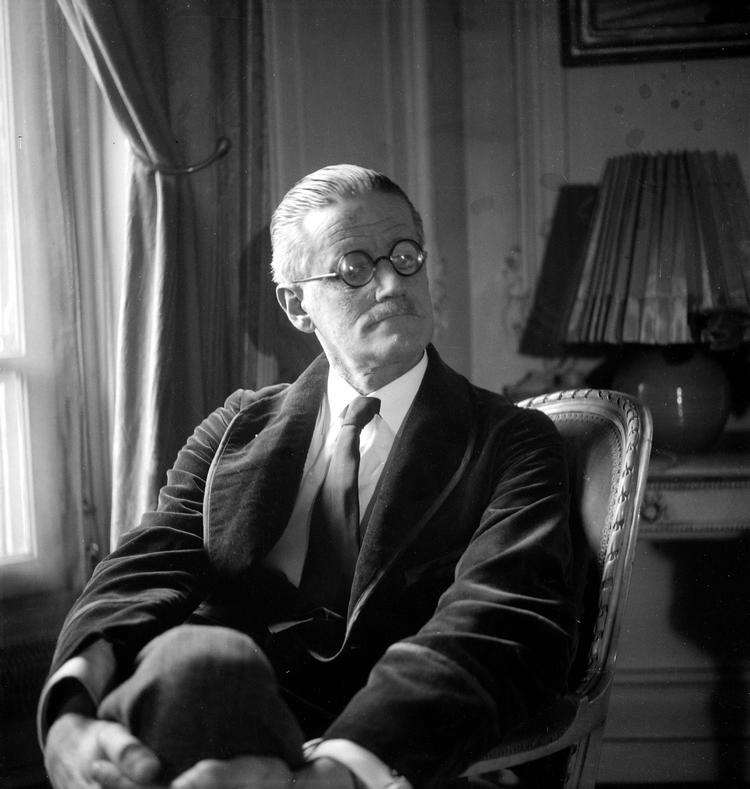 James Joyce i nobelt antræk. Andre gange havde han klap for øjet og lignede en pirat.   Foto: Studio Lipnitzki/Ritzau Scanpix