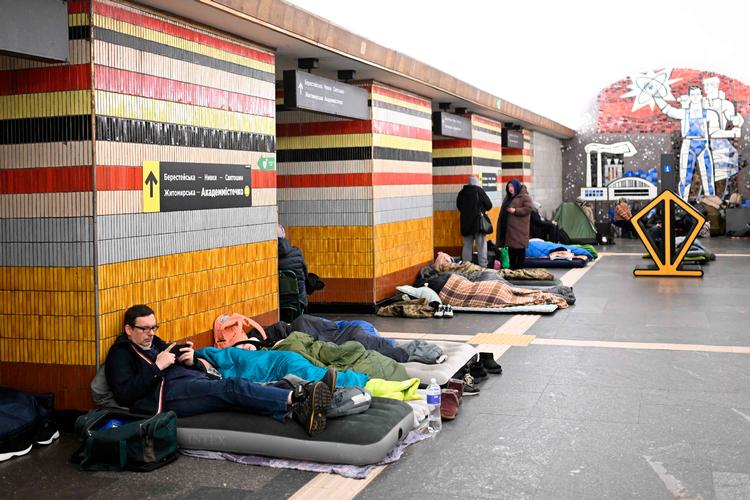 Natten til tirsdag måtte indbyggere i Kyiv gemme sig i kældre, underjordiske metrostationer og på toiletter. Andre gemte sig slet ikke. Foto: Sergei Gapon/Ritzau Scanpix