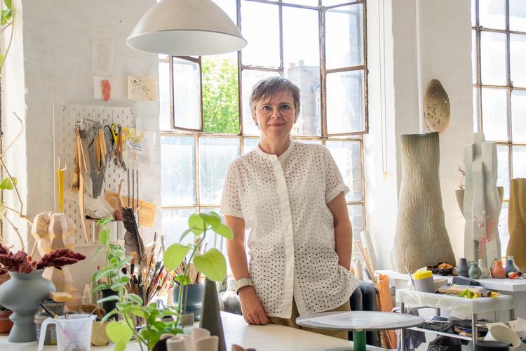 Som ung overvejede Turi Heisselberg Pedersen at blive biolog, men et ophold på en kunsthøjskole åbnede hendes øjne for, at man faktisk kan være keramikken som levevej. I dag er hun en markant formgiver inden for kunstkeramikken.  Foto: Vigga Wæhrens